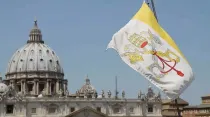 Bandera y Ciudad del Vaticano. Crédito: ACI Prensa.