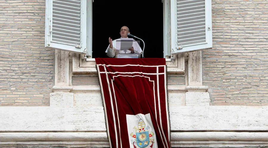 El Papa Francisco durante el rezo del Ángelus. Foto: Vatican Media