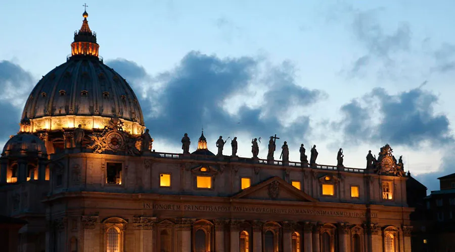 Experto critica la "ingenuidad" del Vaticano y su "confusa relación" con China