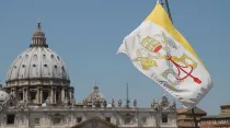 Bandera del Vaticano. Crédito: Bohumil Petrik / ACI Prensa