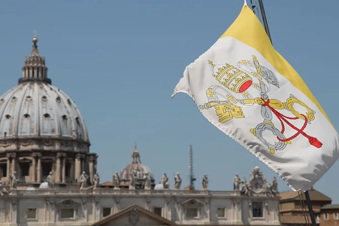 El Vaticano iza sus banderas a media asta en luto por las víctimas del coronavirus