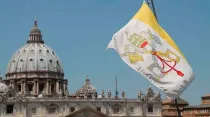 La bandera del Vaticano y la cúpula de la Basílica de San Pedro. Crédito: Bohumil Petrik (ACI)