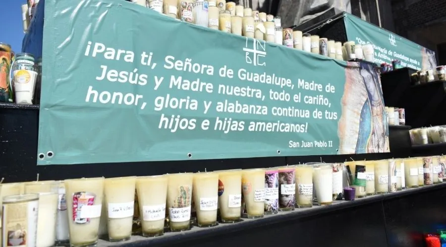 Veladoras para la Virgen de Guadalupe. Crédito: Facebook / Arquidiócesis Primada de México.?w=200&h=150