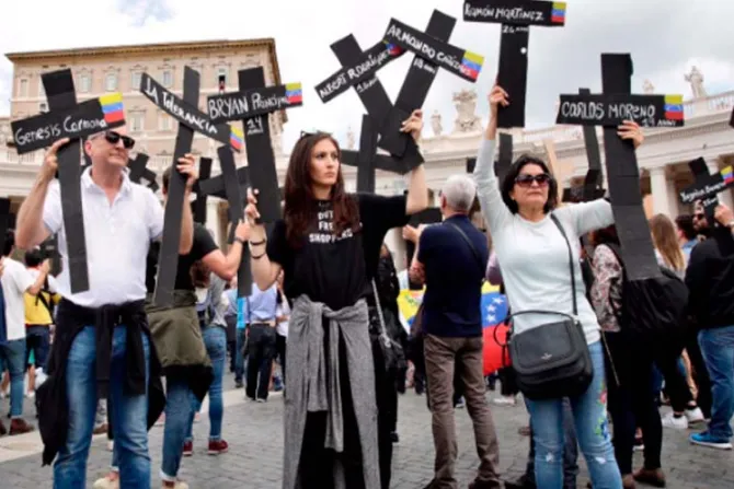 Venezolanos piden por la paz en Plaza de San Pedro y recuerdan a “víctimas del gobierno”