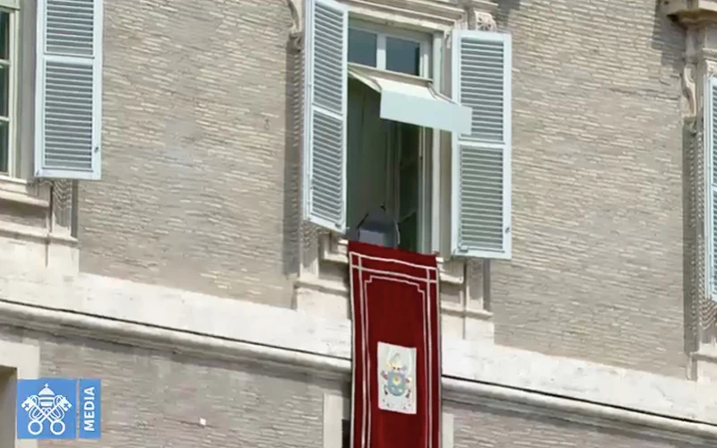 Ventana vacía del Palacio Apostólico Vaticano antes del Ángelus del Papa Francisco. Foto: Captura YouTube?w=200&h=150