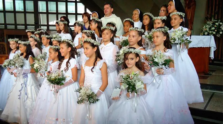 Por qué una diócesis recoge cientos de vestidos de Primera Comunión?