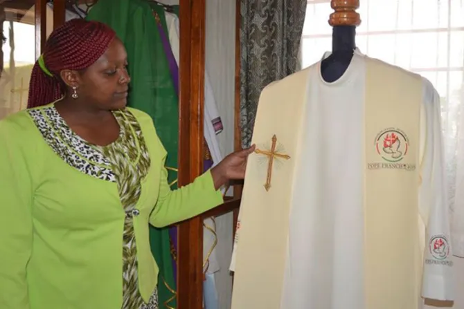 Religiosas confeccionan vestiduras que usará el Papa en Misa en Kenia