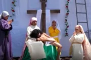 Niños desde los seis años interpretan Vía Crucis en El Salvador
