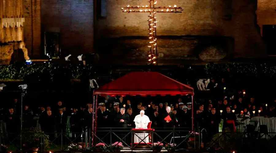 Vía Crucis del año 2015 presidido por el Papa Francisco / Foto: L'Osservatore Romano?w=200&h=150