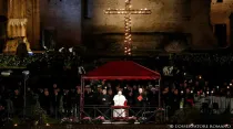 El Papa Francisco en el Vía Crucis (imagen de archivo) / Foto: L'Osservatore Romano