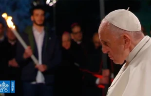 El Papa Francisco en el Vu00eda Crucis de hoy. Captura Youtube 