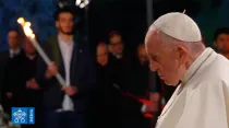 El Papa Francisco en el Vía Crucis de hoy. Captura Youtube