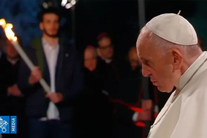 Esta es la bella oración que rezó el Papa al final del Vía Crucis [VIDEO]