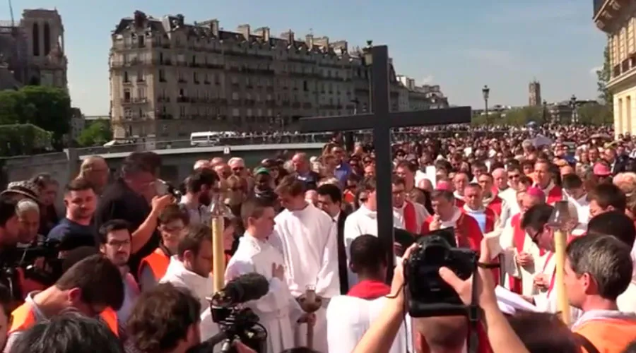 El Vía Crucis en París alrededor de la Catedral de Notre Dame. Foto: Twitter Diócesis de París