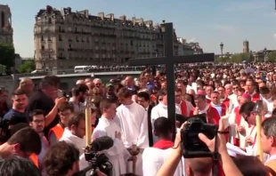 El Vu00eda Crucis en Paru00eds alrededor de la Catedral de Notre Dame. Foto: Twitter Diu00f3cesis de Paru00eds 