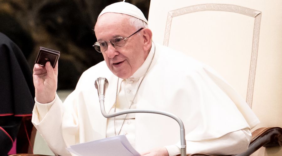Papa Francisco durante la Audiencia General mostró su Vía Crucis de  bolsillo e invitó a rezarlo