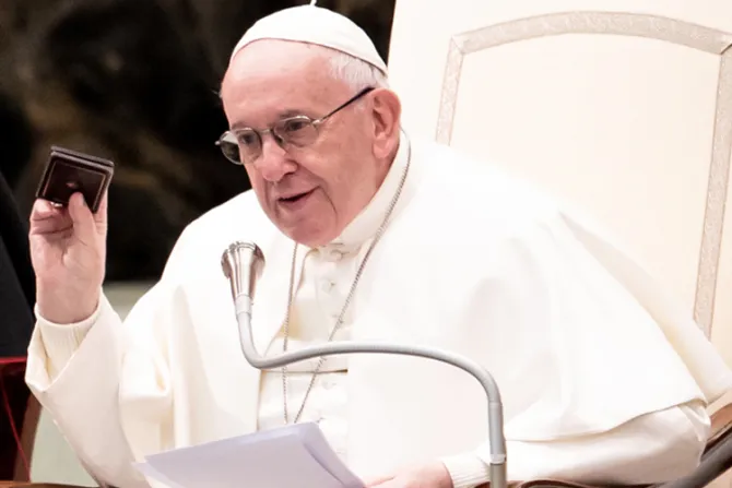 Papa Francisco revela por qué lleva este pequeño libro en el bolsillo