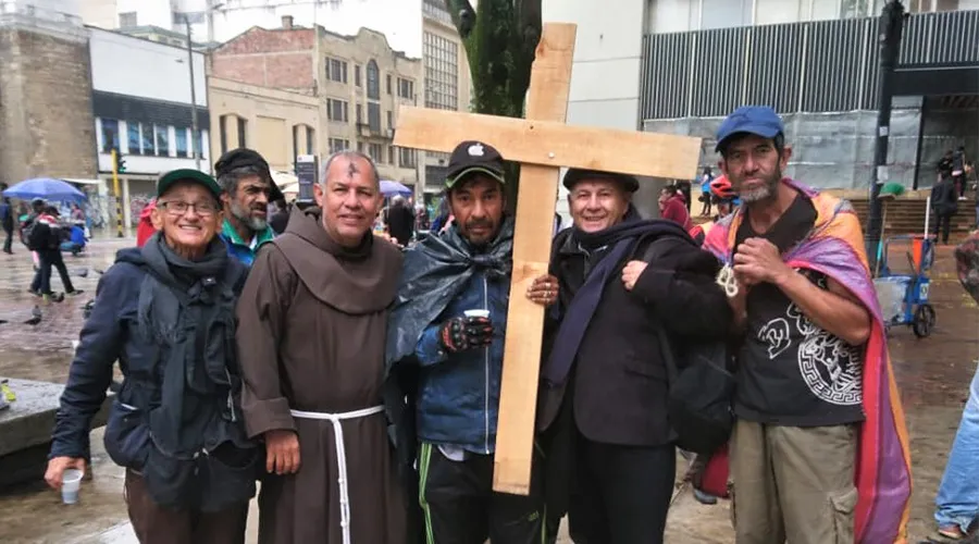 Vía Crucis con indigentes recorre calles por Cuaresma y Semana Santa en Colombia