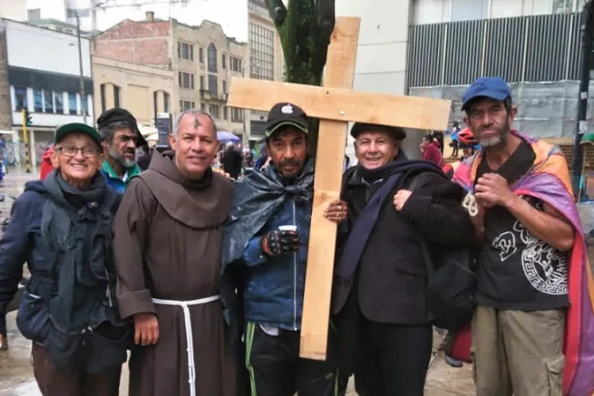 Vía Crucis con indigentes recorre calles por Cuaresma y Semana Santa en Colombia