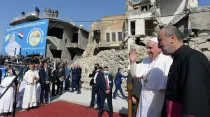 El Papa llega a la Plaza de las 4 Iglesias de Mosul para la oración por las víctimas de la guerra. Foto: Vatican Media