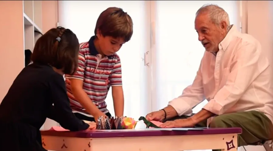 Conmovedor vídeo muestra a los abuelos como parte fundamental de la familia