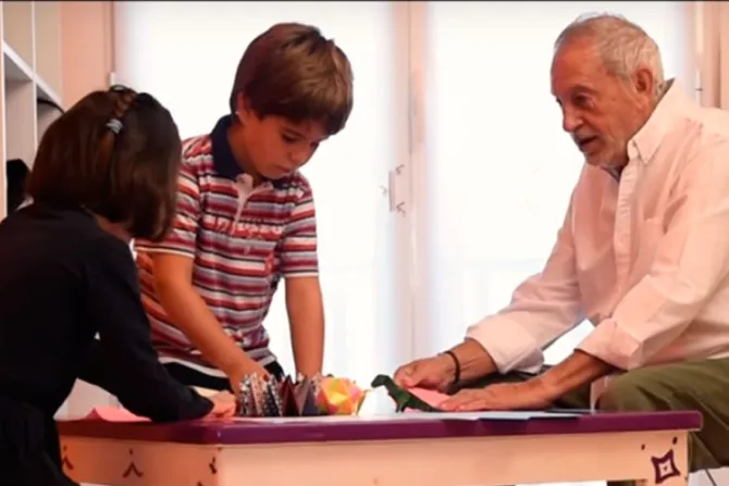Conmovedor vídeo muestra a los abuelos como parte fundamental de la familia