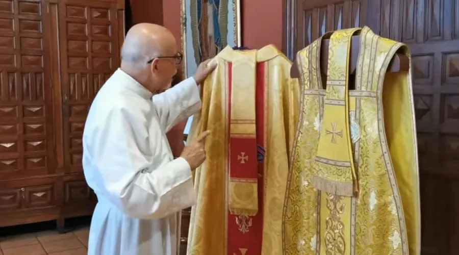 Misa: Sacerdote explica las vestiduras litúrgicas o clericales de la  Iglesia Católica
