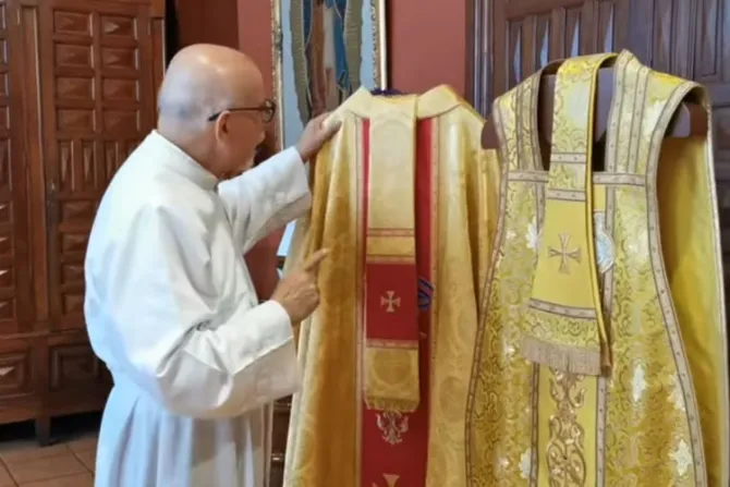 ¿Cómo son las vestiduras que usan los sacerdotes en Misa?