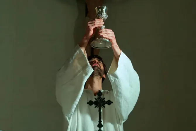 VIDEO: Un homenaje a los sacerdotes que hacen arder la Iglesia… de amor