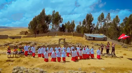 Niños graban video en homenaje a Obispo que evangelizó los Andes a lomo de caballo