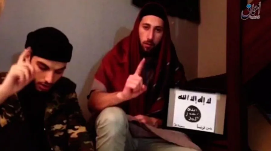 Los dos asesinos del P. Jacques Hamel jurando lealtad al grupo terrorista Estado Islámico. Captura pantalla del video de Amaq