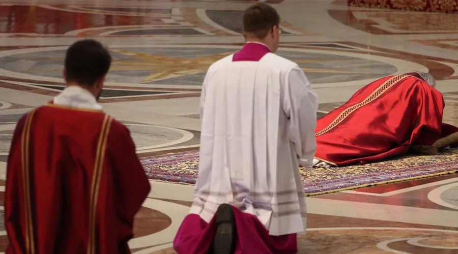 El Papa Francisco postrado ante el altar de la Basílica de San Pedro. / Foto: Daniel Ibáñez (ACI Prensa)?w=200&h=150