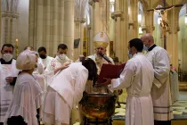 Momento del bautizo de Ailyn por parte del Cardenal Osoro. Crédito: Archidiócesis de Madrid. 