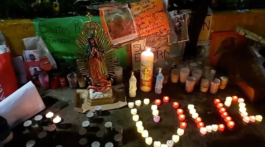 Mensajes, veladoras e imágenes durante vigilia de oración. Crédito: Facebook / SoliDarT.?w=200&h=150