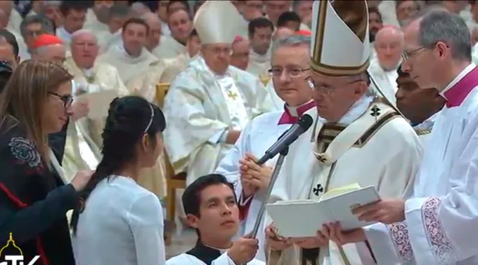El Papa Francisco bautiza a Champa Buceti, una joven de trece años de Camboya / Foto: Captura Youtube (CTV)?w=200&h=150