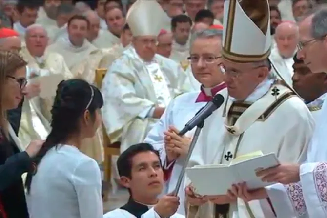 Papa Francisco bautiza diez nuevos cristianos durante Vigilia Pascual