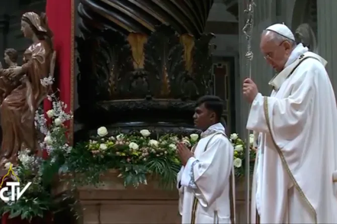 Papa Francisco en Vigilia: La Pascua se comprende con humildad y de la mano de María