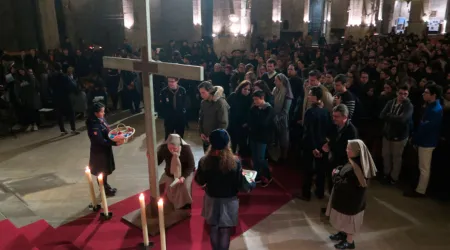 Celebran vigilia de oración con cruz rescatada de una iglesia profanada en Irak