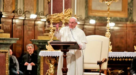 Papa Francisco a jóvenes: El mundo cambiará si arriesgan y no se quedan en el sillón