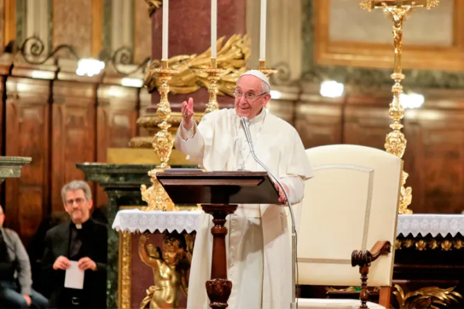 Papa Francisco a jóvenes: El mundo cambiará si arriesgan y no se quedan en el sillón