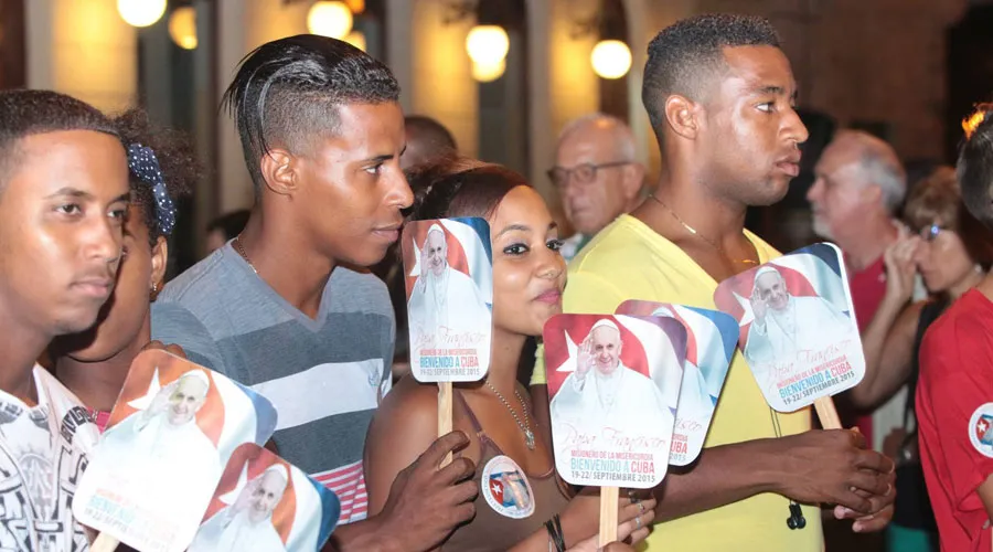 La vigilia de los jóvenes ante la Catedral de la Habana en Cuba en espera del Papa Francisco. Foto Eduardo Berdejo / ACI Prensa?w=200&h=150