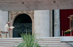 El Papa reza el Rosario ante una imagen de la Virgen. Foto: Daniel Ibu00e1u00f1ez / ACI Prensa 