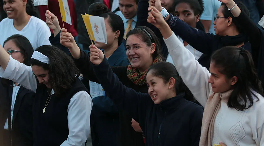 Jóvenes participan en la Vigilia de Oración por la llegada del Papa Francisco a Colombia / Foto: Eduardo Berdejo (ACI Prensa)?w=200&h=150