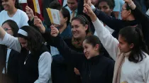 Jóvenes participan en la Vigilia de Oración por la llegada del Papa Francisco a Colombia / Foto: Eduardo Berdejo (ACI Prensa)