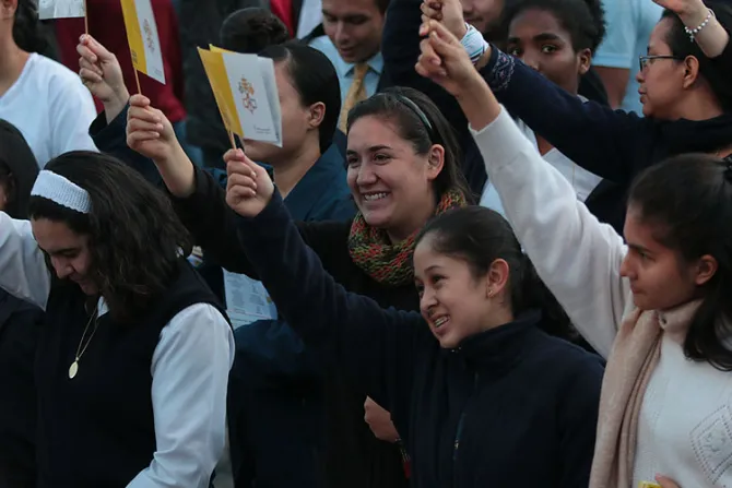 FOTOS Y VIDEOS: Cientos esperan al Papa Francisco con Vigilia de Oración en Colombia