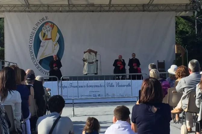 El Papa visita fundación que ayuda a pobres y pide que sean verdaderos testimonios