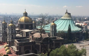 La villa de Guadalupe, con la Antigua Basu00edlica -hoy Templo Expiatorio de Cristo Rey- a la izquierda, y a la derecha la actual Basu00edlica de Guadalupe. Foto: David Ramos / ACI Prensa. 