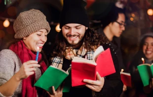 Imagen referencial de personas cantando villancicos de Navidad. Cru00e9dito: Shutterstock 