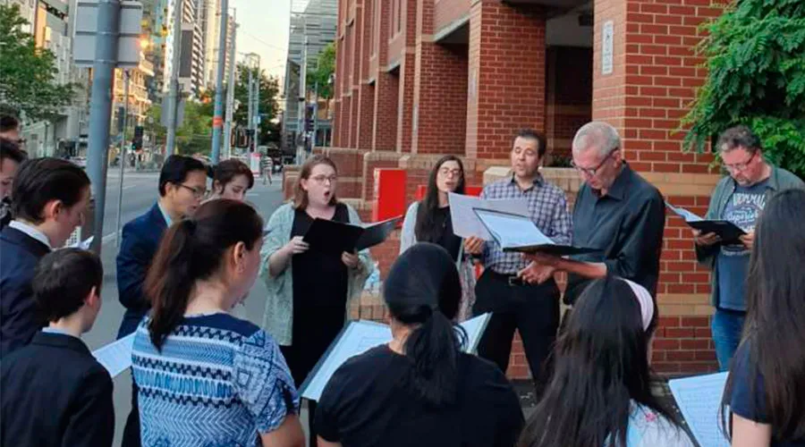Católicos cantan villancicos fuera de la prisión de Melbourne en Nochebuena / Crédito: John Macauley - ACI Prensa