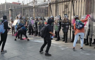 Violentas feministas atacan a policu00edas femeninas y vandalizan Catedral Metropolitana de Mu00e9xico, en marcha del 8M en 2020. Cru00e9dito: David Ramos / ACI Prensa. 